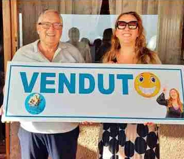 Clienti di Enrica con il cartello VENDUTO