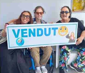 Clienti di Enrica con il cartello VENDUTO