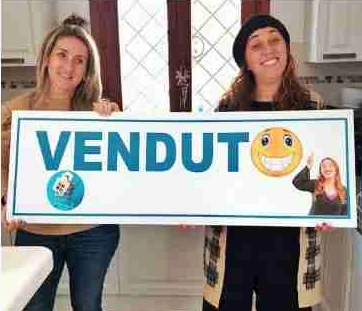 Clienti di Enrica con il cartello VENDUTO
