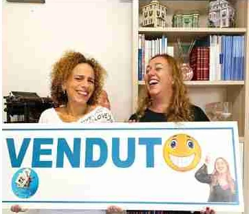 Clienti di Enrica con il cartello VENDUTO